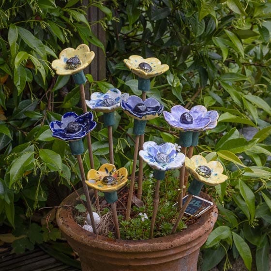 Tuinkeramiek b&bees, bijenbadjes op stok uinkeramiek_b&bees_bijen_bijenbadjes_bloemen_keramiek_cadeau_tuinieren_waterindetuin_natuur_dezeeltinbeeld