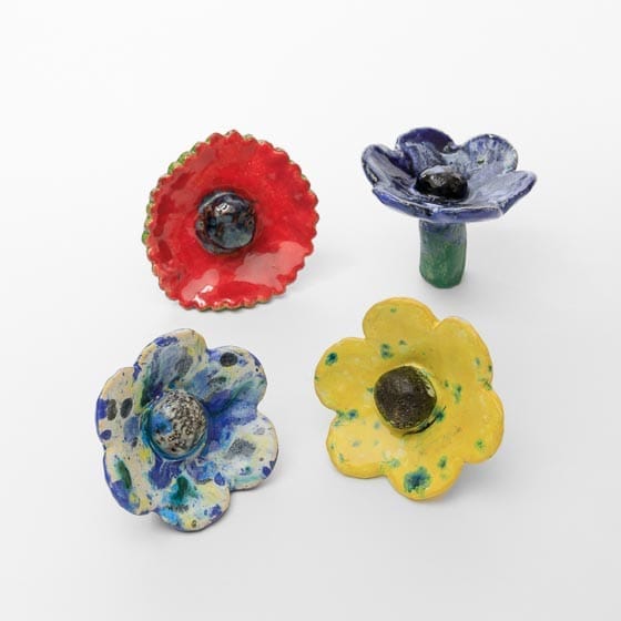 B&bees bijenbadjes in vérschillende kleuren tuinkeramiek_b&bees_bijen_bijenbadjes_bloemen_keramiek_cadeau_tuinieren_waterindetuin_natuur_dezeeltinbeeld